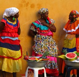 Vendedoras de frutas en Cartagena de Indias, Colombia.